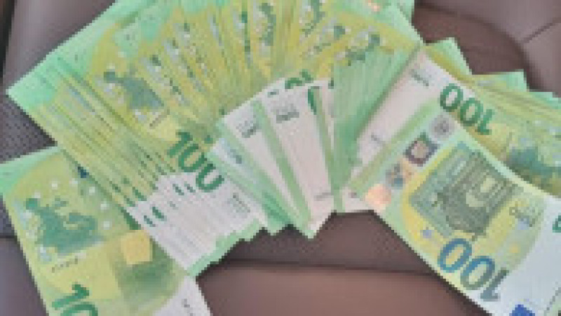 Procurorii au găsit sume mari de bani în timpul perchezițiilor | Poza 2 din 4