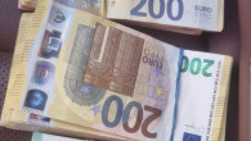 Procurorii au găsit sume mari de bani în timpul perchezițiilor | Poza 1 din 4