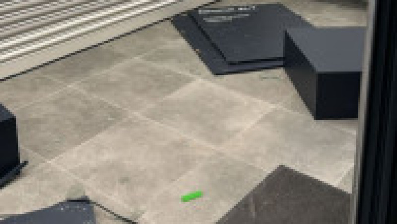 Un cetăţean străin recalcitrant a provocat scandal, marţi dimineaţă, a spart un geam şi a distrus bunuri dintr-o sucursală bancară din Sectorul 6 al Capitalei. | Poza 2 din 4