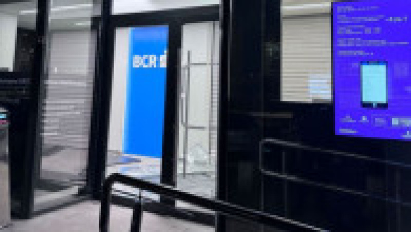 Un cetăţean străin recalcitrant a provocat scandal, marţi dimineaţă, a spart un geam şi a distrus bunuri dintr-o sucursală bancară din Sectorul 6 al Capitalei. | Poza 3 din 4