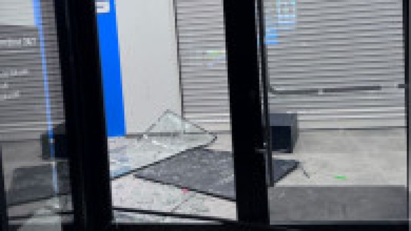 Un cetăţean străin recalcitrant a provocat scandal, marţi dimineaţă, a spart un geam şi a distrus bunuri dintr-o sucursală bancară din Sectorul 6 al Capitalei. | Poza 1 din 4