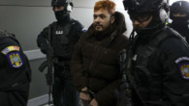 Mohamed Amra este escortat de politisti ai serviciilor speciale in interiorul aeroportului Otopeni, in Otopeni, Ilfiv, 25 februarie 2025. | Poza 3 din 6
