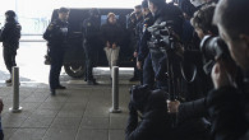 Mohamed Amra este escortat de politisti ai serviciilor speciale in interiorul aeroportului Otopeni, in Otopeni, Ilfiv, 25 februarie 2025. | Poza 5 din 6