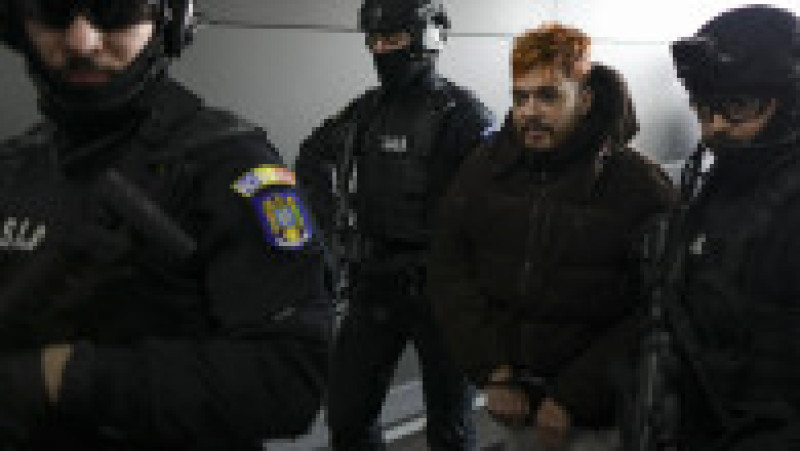 Mohamed Amra este escortat de politisti ai serviciilor speciale in interiorul aeroportului Otopeni, in Otopeni, Ilfiv, 25 februarie 2025. | Poza 4 din 6