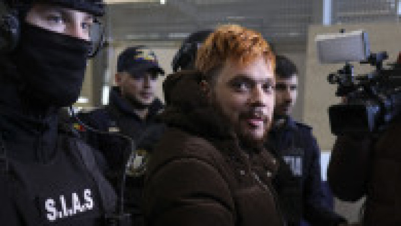 Mohamed Amra este escortat de politisti ai serviciilor speciale in interiorul aeroportului Otopeni, in Otopeni, Ilfov, 25 februarie 2025. | Poza 2 din 6