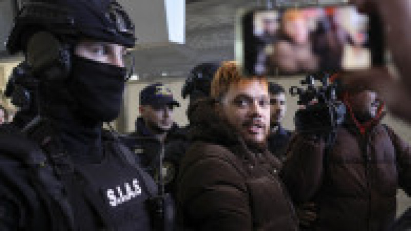 Mohamed Amra este escortat de politisti ai serviciilor speciale in interiorul aeroportului Otopeni, in Otopeni, Ilfiv, 25 februarie 2025. | Poza 1 din 6