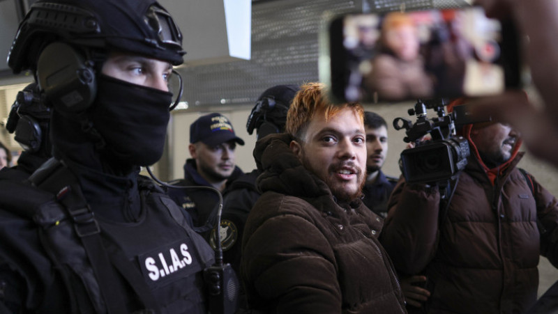Mohamed Amra este escortat de politisti ai serviciilor speciale in interiorul aeroportului Otopeni, in Otopeni, Ilfiv, 25 februarie 2025. 
