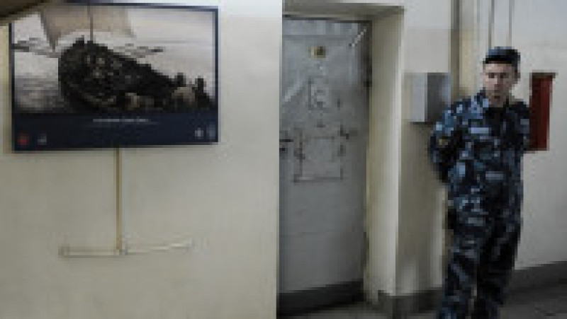 Gardian la ușa unei celule. Foto: Profimedia | Poza 12 din 18
