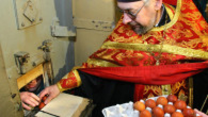 Un preot oferă ouă deținuților. Foto: Profimedia | Poza 6 din 18