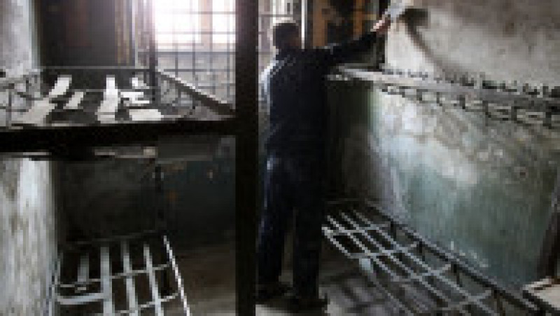 Un muncitor amenajează o celulă care va face parte din muzeu. Foto: Profimedia | Poza 15 din 18