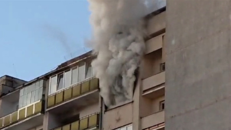 Incendiu puternic într-un bloc din Sibiu: aproape 60 de locatari, evacuați. Foto. Digi24