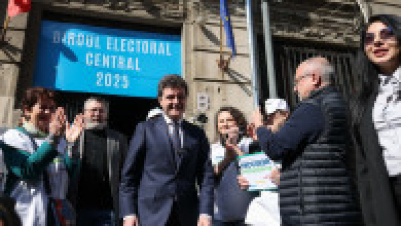 Nicușor Dan, candidat la alegerile prezidențiale, depune dosarul de candidatură și lista de semnături la sediul Biroului Electoral, în București, 7 martie 2025. Foto: Inquam Photos / George Călin | Poza 1 din 8