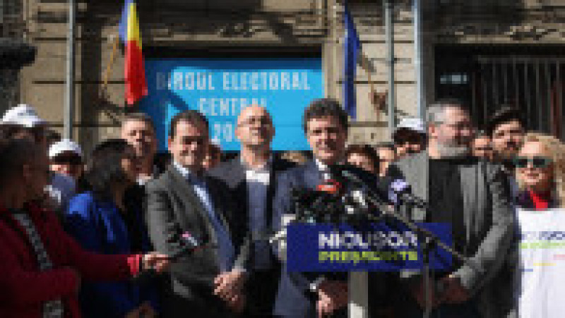 Nicușor Dan, candidat la alegerile prezidențiale, depune dosarul de candidatură și lista de semnături la sediul Biroului Electoral, în București, 7 martie 2025. Foto: Inquam Photos / George Călin | Poza 3 din 8