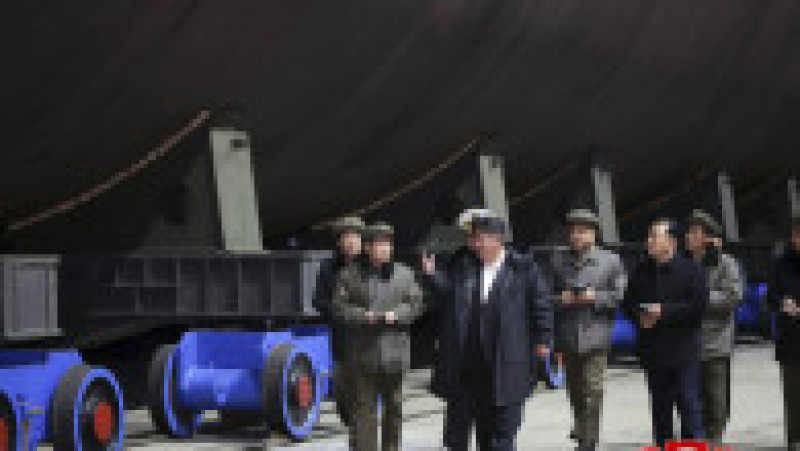 Kim Jong Un a inspectat un șantier unde va fi construit un submarin cu propulsie nucleară. Foto: Profimedia | Poza 2 din 6
