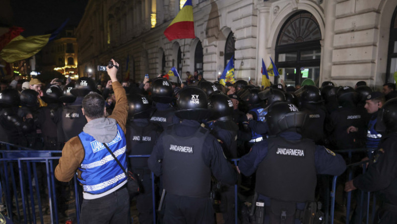 Câteva sute de persoane protestează față de decizia BEC. Foto: Inquam Photos / George Calin 