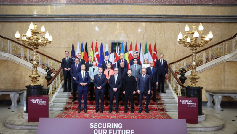 Fotografie de grup a liderilor invitați la summitul de la Londra. Foto Twitter/United24 Media