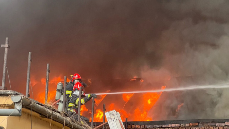 Incendiu puternic la un depozit din Sibiu: Traficul rutier este complet blocat. În zonă a fost emis mesaj RO-Alert. Foto. ISU Sibiu