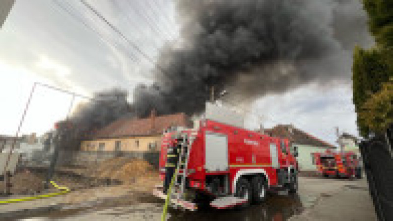 Incendiu puternic la un depozit din Sibiu: Traficul rutier este complet blocat. În zonă a fost emis mesaj RO-Alert. Foto. ISU Sibiu | Poza 2 din 4