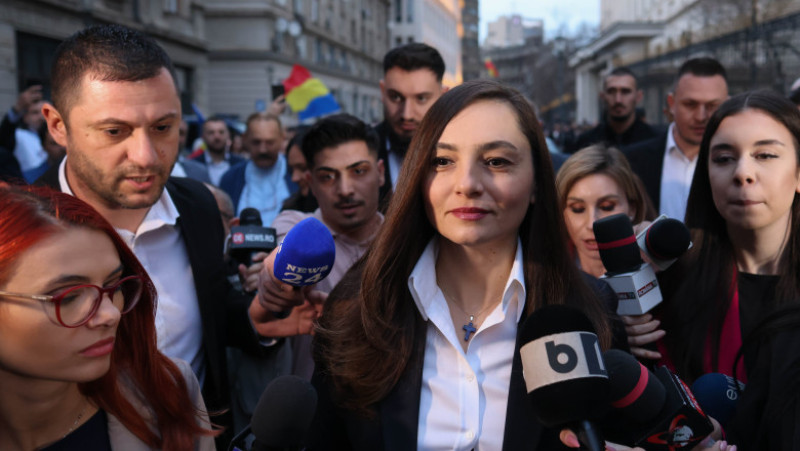 Anamaria Gavrilă, însoțită de George Simion, își depune la BEC candidatura pentru alegerile prezidențiale, în București, 15 martie 2025. Foto: Inquam Photos/George Călin