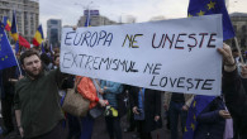 Mii de persoane participă la Mitingul ”EuRo Manifest” în Piața Victoriei / Foto: Inquam Photos / Octav Ganea | Poza 9 din 11