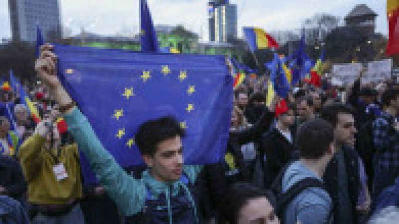 Mii de persoane participă la Mitingul ”EuRo Manifest” în Piața Victoriei / Foto: Inquam Photos / Octav Ganea | Poza 10 din 11