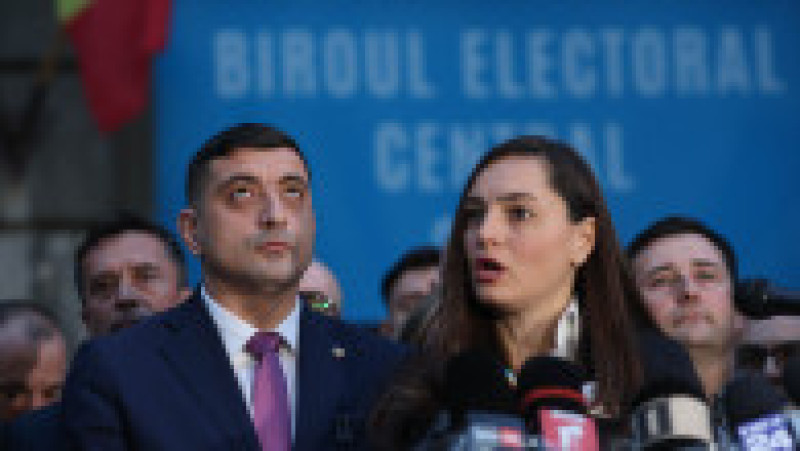 Anamaria Gavrilă, însoțită de George Simion, își depune la BEC candidatura pentru alegerile prezidențiale, în București, 15 martie 2025. Foto: Inquam Photos/George Călin | Poza 4 din 5