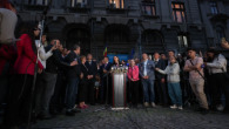 Anamaria Gavrilă, însoțită de George Simion, își depune la BEC candidatura pentru alegerile prezidențiale, în București, 15 martie 2025. Foto: Inquam Photos/George Călin | Poza 3 din 5