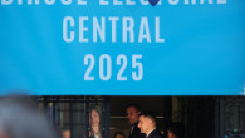 Anamaria Gavrilă, însoțită de George Simion, își depune la BEC candidatura pentru alegerile prezidențiale, în București, 15 martie 2025. Foto: Inquam Photos/George Călin | Poza 2 din 5