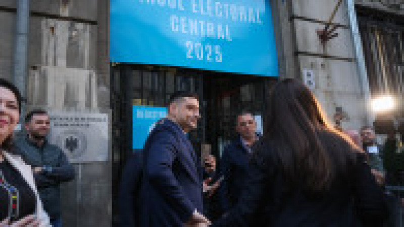 Anamaria Gavrilă, însoțită de George Simion, își depune la BEC candidatura pentru alegerile prezidențiale, în București, 15 martie 2025. Foto: Inquam Photos/George Călin | Poza 5 din 5