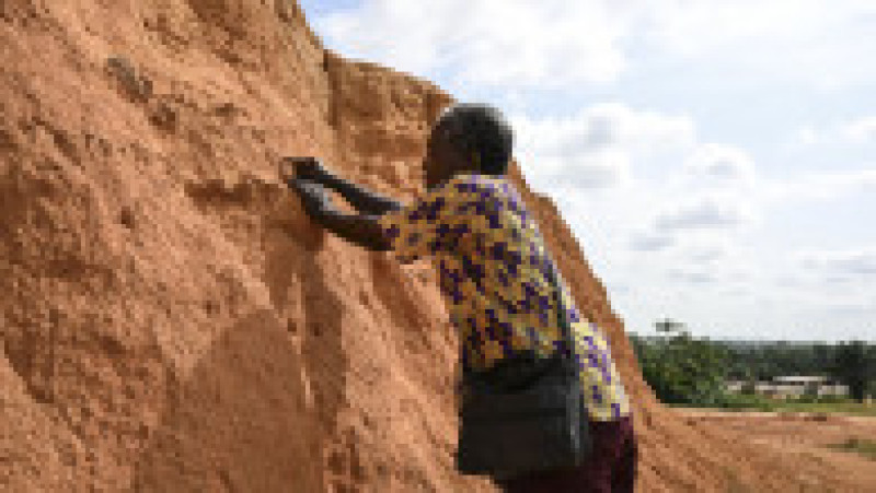 Arheologul François Guede Yiode arată spre locul în care Homo sapiens a supraviețuit acum 150.000 de ani, în Anyama, lângă Abidjan, pe 13 martie 2025. Foto. Profimedia | Poza 2 din 3