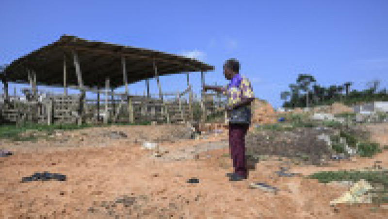Arheologul François Guede Yiode indică unde Homo sapiens a supraviețuit acum 150.000 de ani, în Anyama, lângă Abidjan, pe 13 martie 2025. Foto. Profimedia | Poza 3 din 3