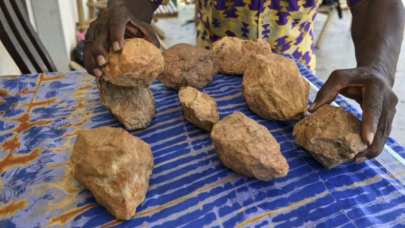Arheologul François Guede Yiode arată pietrele folosite de Homo sapiens acum 150.000 de ani, la locuința sa de lângă Abidjan, pe 13 martie 2025. Foto. Profimedia