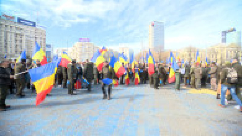 Silvicultorii protestează în fața Ministerului Mediului din cauza reducerii salariilor. Ei ameninţă cu greva generală dacă nu le sunt soluţionate revendicările. Foto. Digi24 | Poza 2 din 3