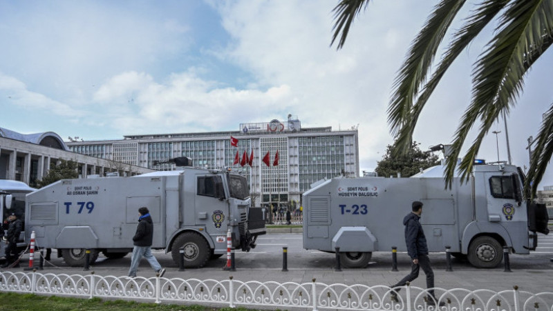 Primarul din Istanbul a fost reținut. Forțe de ordine au fost desfășurate în oraș în zona sediului Poliției unde a fost dus Ekrem Imamoglu Foto: Profimedia