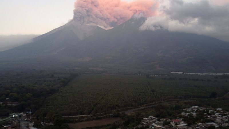 Sute de familii din Guatemala au fost evacuate după erupția vulcanului Fuego. Foto: Profimedia