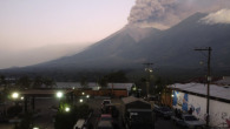 Sute de familii din Guatemala au fost evacuate după erupția vulcanului Fuego. Foto: Profimedia | Poza 2 din 6