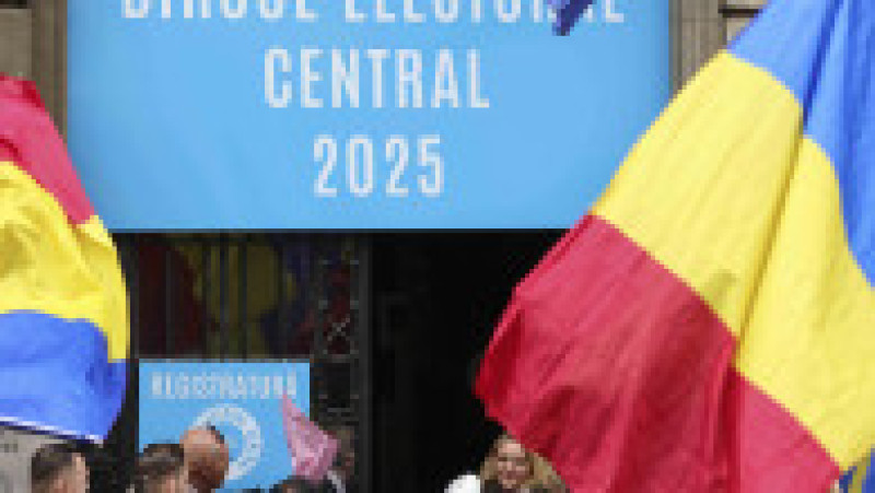 Diana Șoșoacă a purtat mănuși de box la depunerea candidaturii. Foto: INQUAM Photos / Octav Ganea | Poza 2 din 7