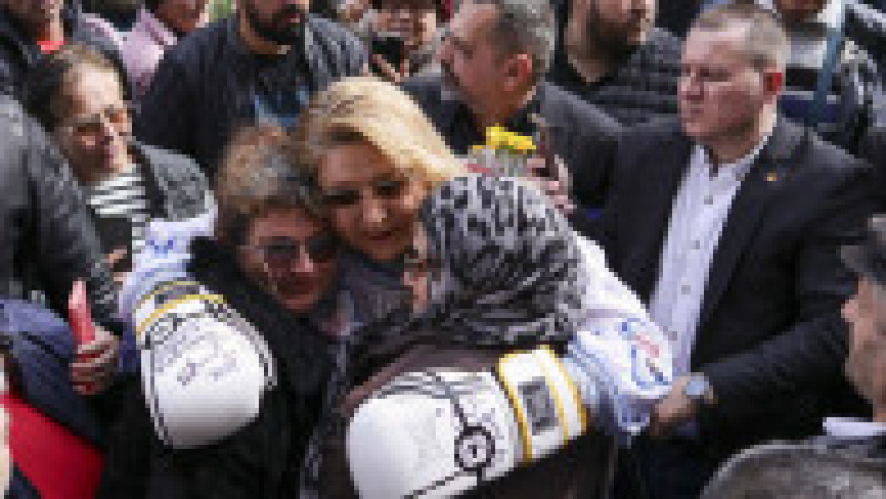 Diana Șoșoacă a purtat mănuși de box la depunerea candidaturii. Foto: INQUAM Photos / Octav Ganea | Poza 6 din 7