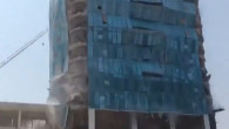 Seismul a fost urmat câteva minute mai târziu de o replică cu magnitudinea de 6,7. Foto: Profimedia | Poza 1 din 20