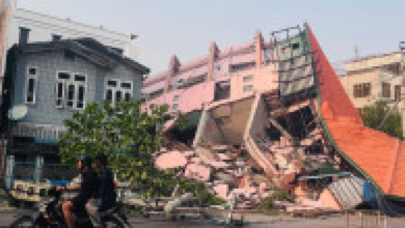Seismul a fost urmat câteva minute mai târziu de o replică cu magnitudinea de 6,7. Foto: Profimedia | Poza 10 din 20
