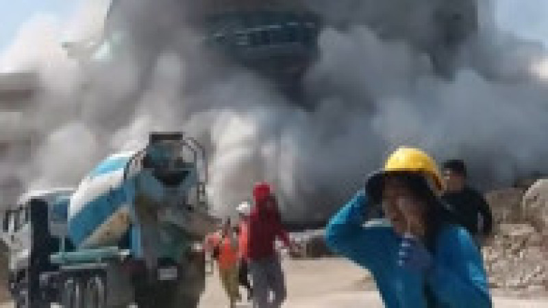 Seismul a fost urmat câteva minute mai târziu de o replică cu magnitudinea de 6,7. Foto: Profimedia | Poza 2 din 20