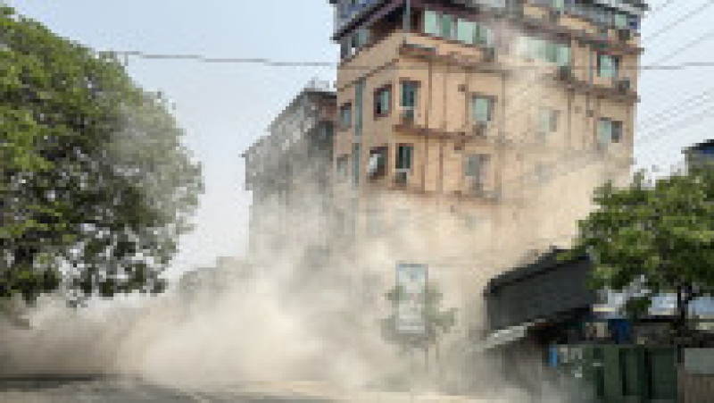 Seismul a fost urmat câteva minute mai târziu de o replică cu magnitudinea de 6,7. Foto: Profimedia | Poza 16 din 20