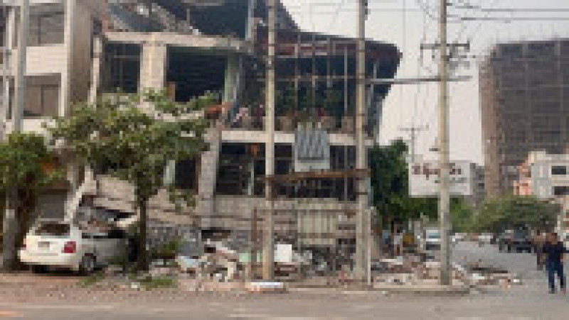 Seismul a fost urmat câteva minute mai târziu de o replică cu magnitudinea de 6,7. Foto: Profimedia | Poza 11 din 20