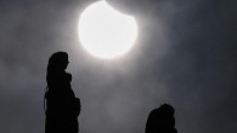 Eclipsa parțială de Soare, văzută din Milano, Italia. Sursa foto: Profimedia Images | Poza 7 din 10