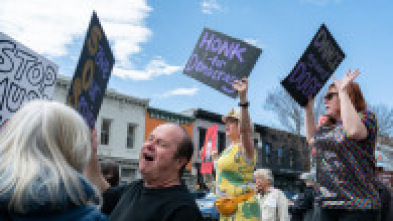 Aproximativ 100 de persoane s-au adunat sâmbătă în faţa unui showroom Tesla din Washington pentru a protesta faţă de Elon Musk. Foto. Profimedia | Poza 1 din 3