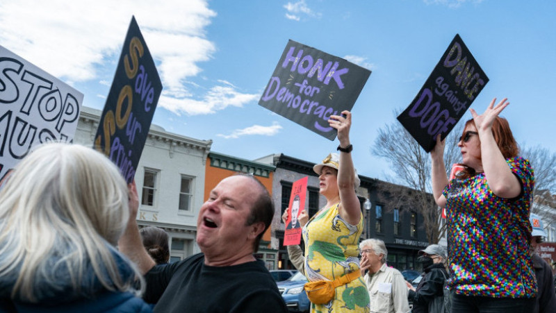 Aproximativ 100 de persoane s-au adunat sâmbătă în faţa unui showroom Tesla din Washington pentru a protesta faţă de Elon Musk. Foto. Profimedia