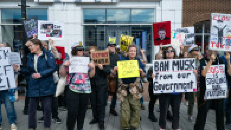 Aproximativ 100 de persoane s-au adunat sâmbătă în faţa unui showroom Tesla din Washington pentru a protesta faţă de Elon Musk. Foto. Profimedia | Poza 3 din 3