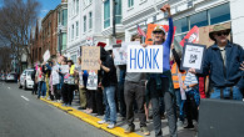 Aproximativ 100 de persoane s-au adunat sâmbătă în faţa unui showroom Tesla din Washington pentru a protesta faţă de Elon Musk. Foto. Profimedia | Poza 2 din 3