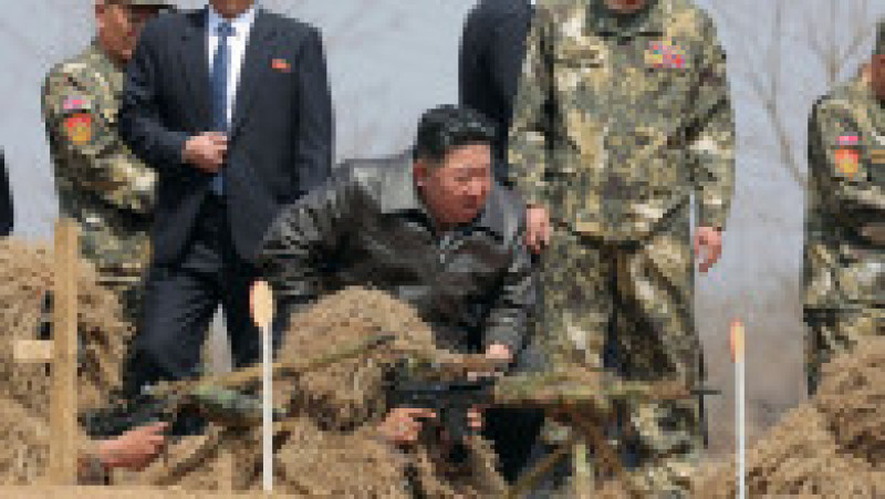 Kim Jong Un a testat o pușcă cu lunetă Foto: Profimedia | Poza 3 din 5