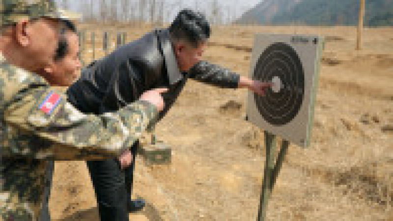 Kim Jong Un a testat o pușcă cu lunetă Foto: Profimedia | Poza 4 din 5